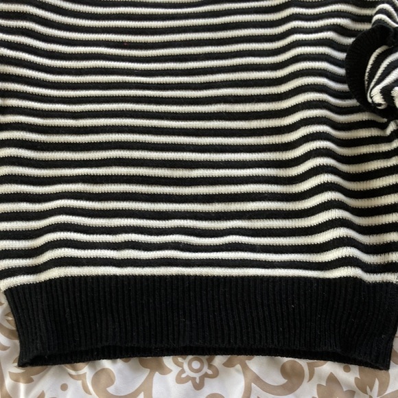 🛍️🛍️ 3 for $5 Ruffle sweater - Picture 5 of 5